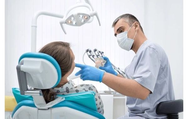 Dlaczego przemysł stomatologiczny powinien wybierać odwróconą osmozę zamiast destylatorów?